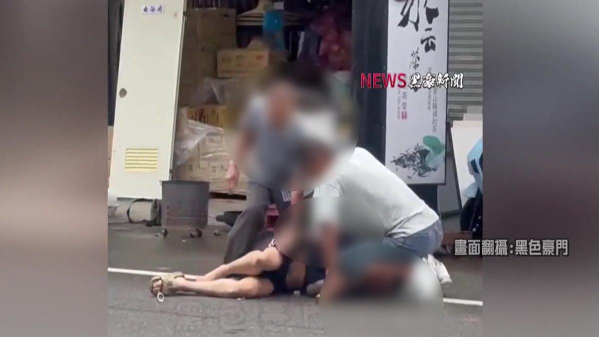 離婚仍騷擾前妻！35歲男遭前岳父「街頭壓制抽打」喊爸求饒。(圖／黑色豪門)