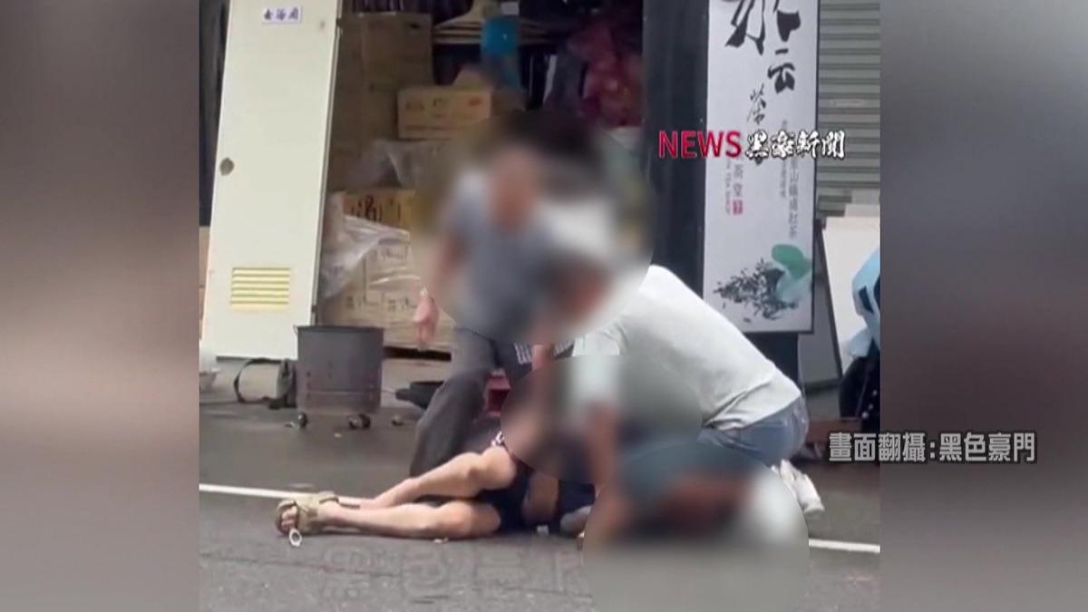 離婚仍騷擾前妻！35歲男遭前岳父「街頭壓制抽打」喊爸求饒。(圖／黑色豪門)