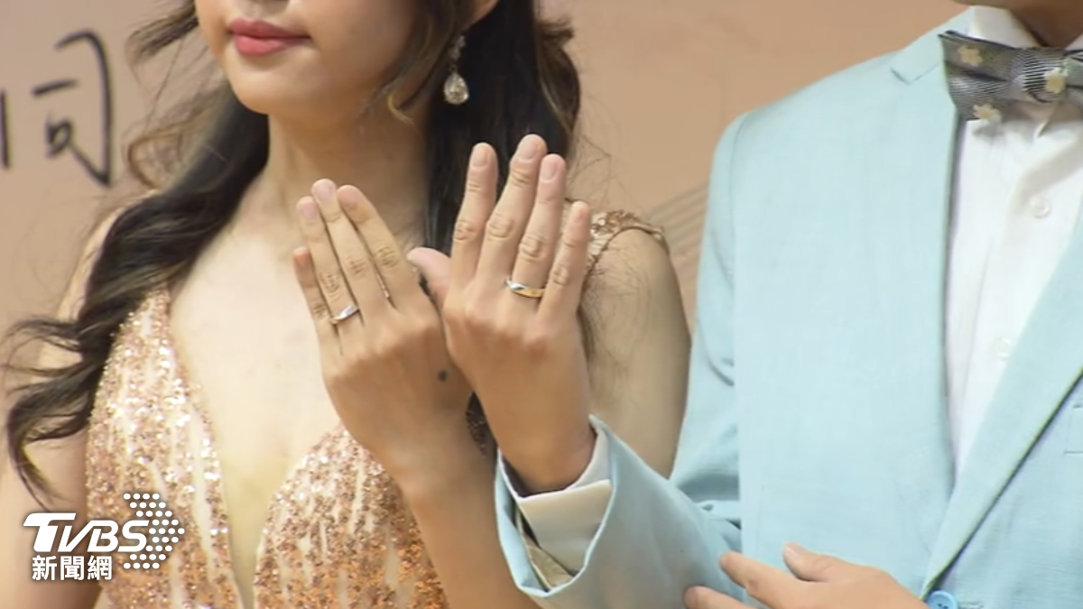 參加聯合婚禮的新人，可自製專屬婚戒。（圖／TVBS）