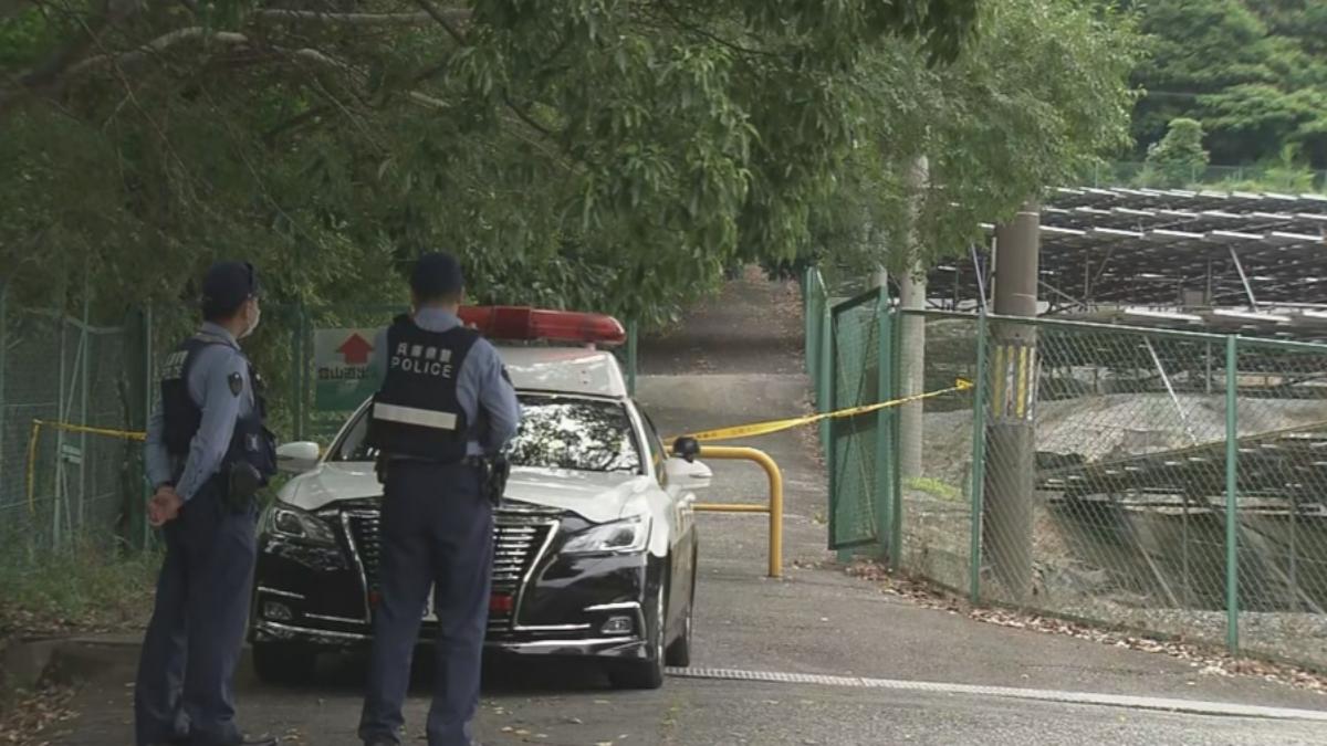 警方在案發現場不遠處找到了行兇的染血刀具。(圖/翻攝自每日放送)