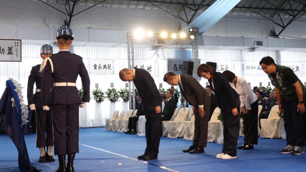韓國瑜生日悲赴殉職飛官公祭!痛心曝「其中一人是同窗老友愛子」