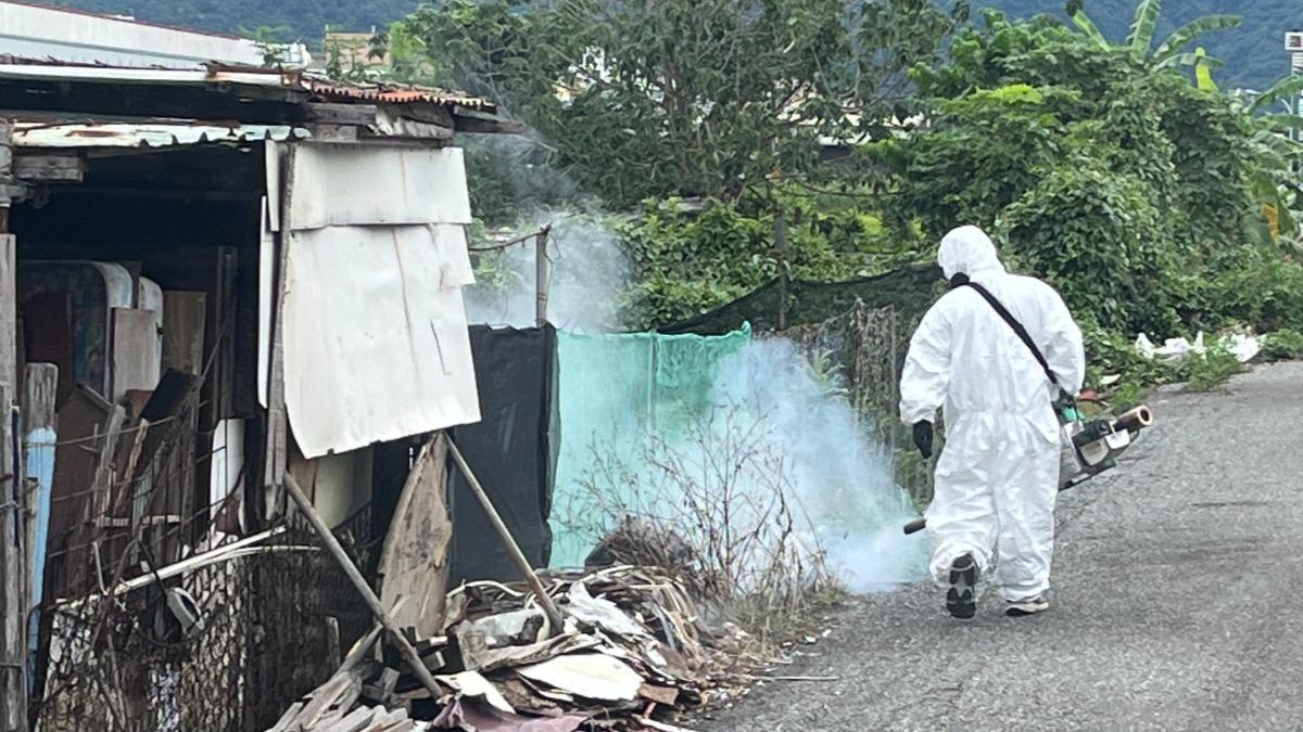 環保局緊急針對活動地點噴藥消毒，徹底消滅病媒蚊孳生源。（圖／TVBS）