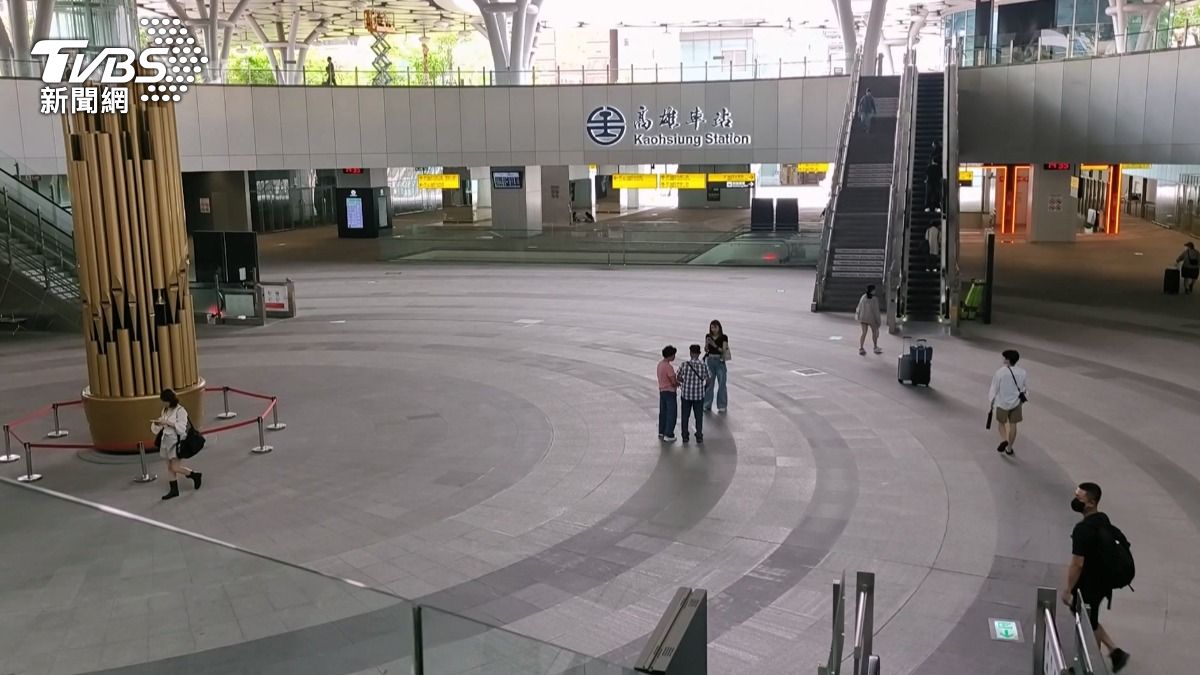 民眾不慎受困，可直接按壓緊急鈴，台鐵值班台是24小時待命。台鐵公司回應表示，值班保全未落實清場標準作業程序，造成民眾不便深感抱歉（圖／TVBS）