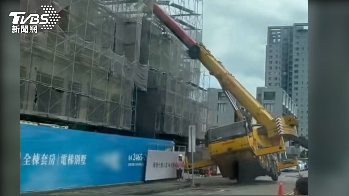驚悚畫面!台中西屯建案吊車翻覆 網驚:沒墊路基板便宜行事