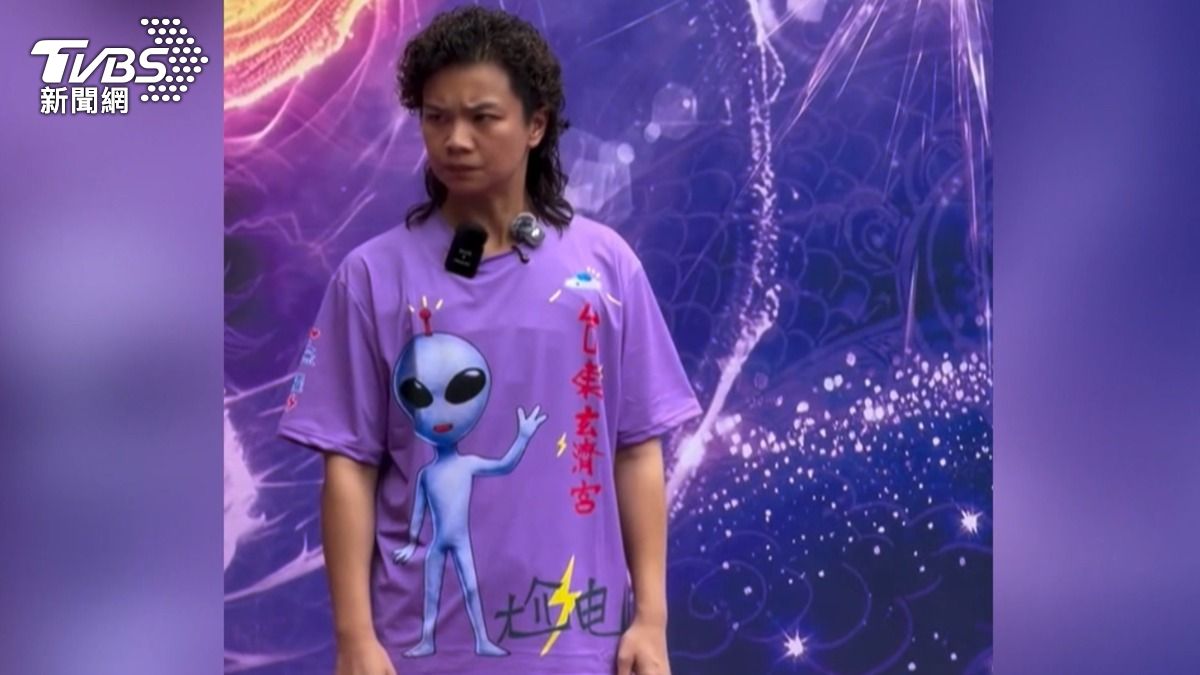 濟顛禪師宣稱能和外星人溝通,預言將有外星使節降臨台東。(圖/翻攝臉書@霸告)