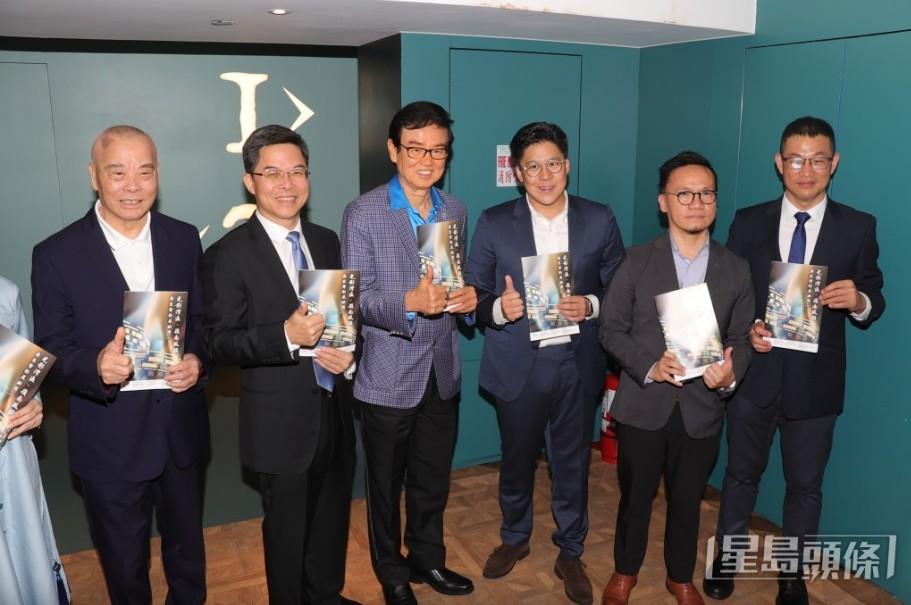 黃百鳴將陪伴妻子走過生死關卡的經歷寫成勵志書。（圖／星島日報授權提供）