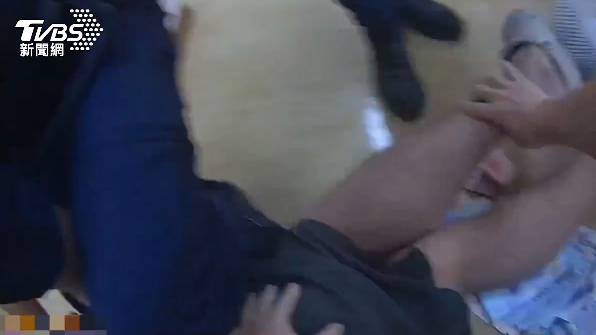 警方到場後立刻壓制王男。(圖/TVBS)