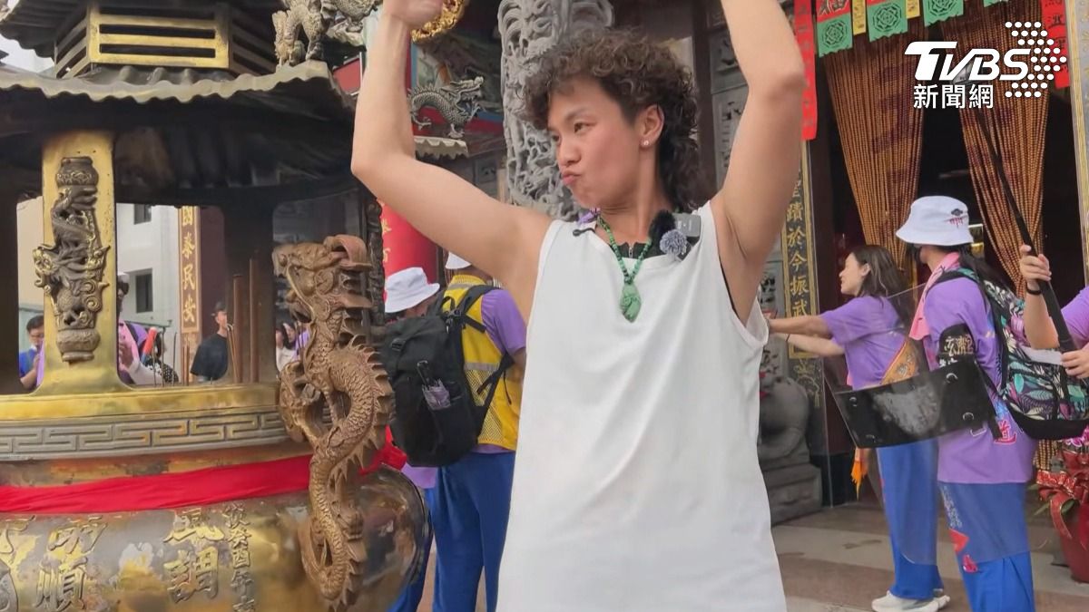 女禪師問事起乩的過程皆公開直播,時不時還有唱歌跳舞的放鬆時刻,與一般濟公問事風格截然不同。正是這樣另類的傳道方式迅速竄紅(圖/翻攝Youtube@台東玄濟宮)