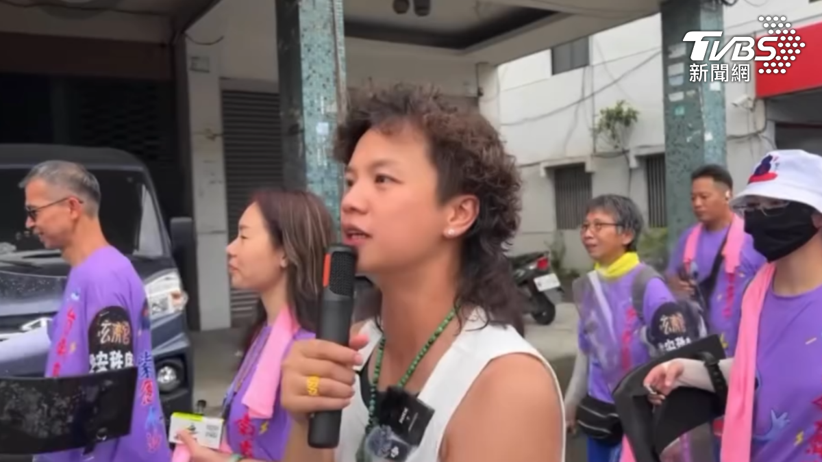 來自台東玄濟宮的隊伍,完全看不到任何神轎,帶頭的是一位自稱「濟顛禪師」的女子,口頭禪不時喊著「尬電」(圖/翻攝Threads@0705ziyin)