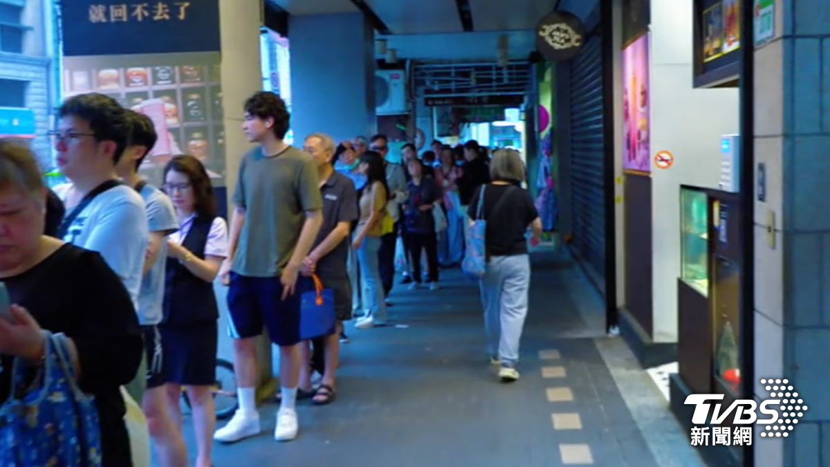 端午節將近,粽子名店排隊人潮滿滿。(圖/TVBS)
