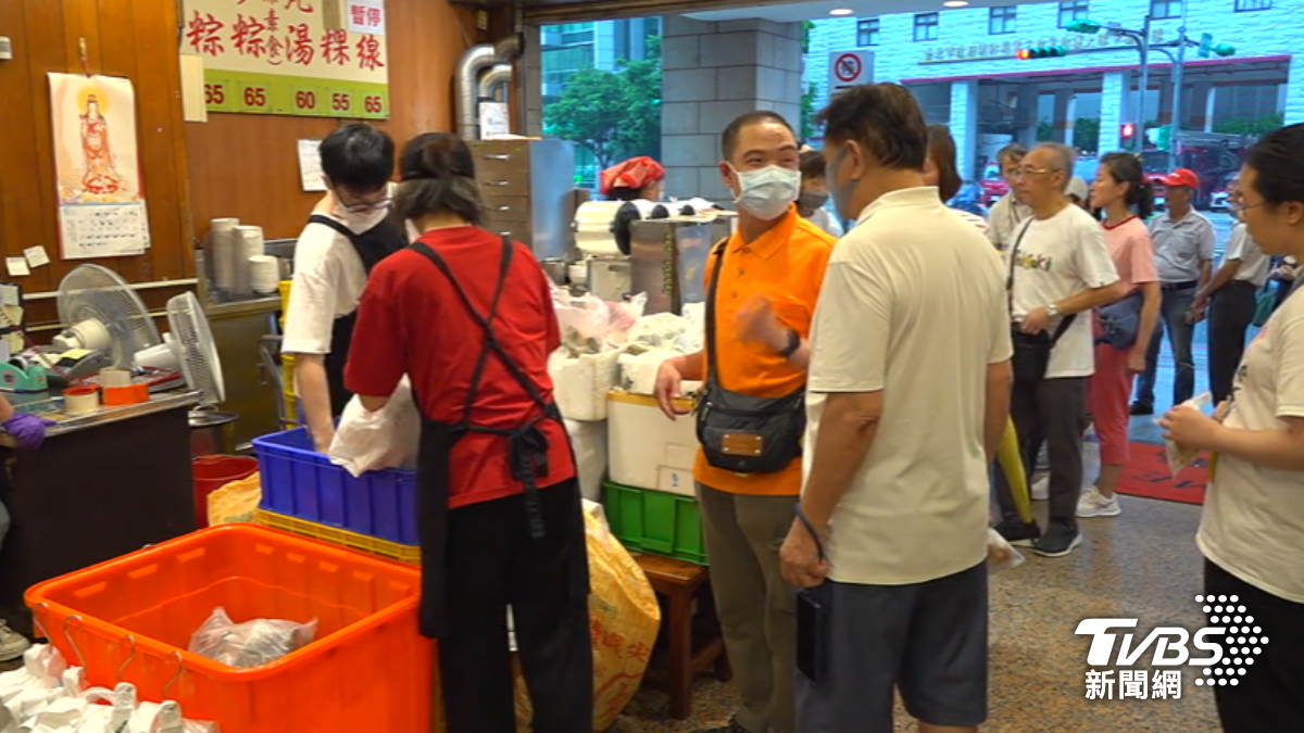 端午節將近,粽子名店排隊人潮滿滿。(圖/TVBS)