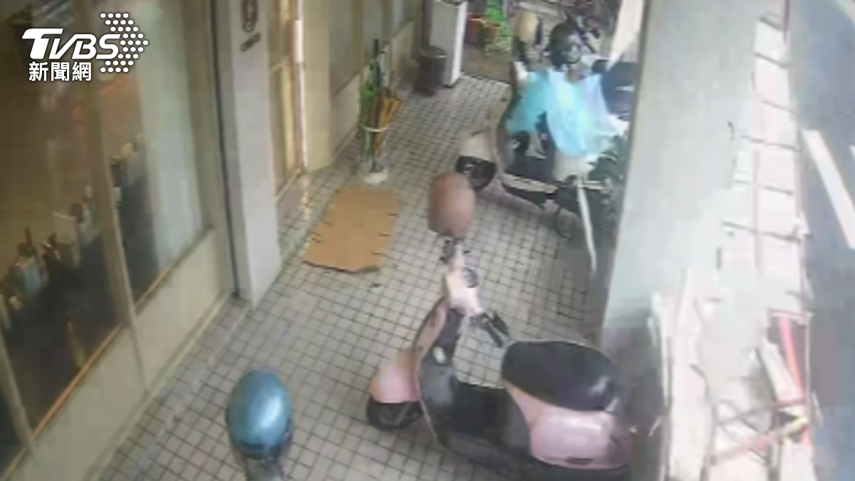 木製招牌疑似扛不住雨水重量，突然應聲墜落，還砸中騎樓機車。（圖／TVBS）
