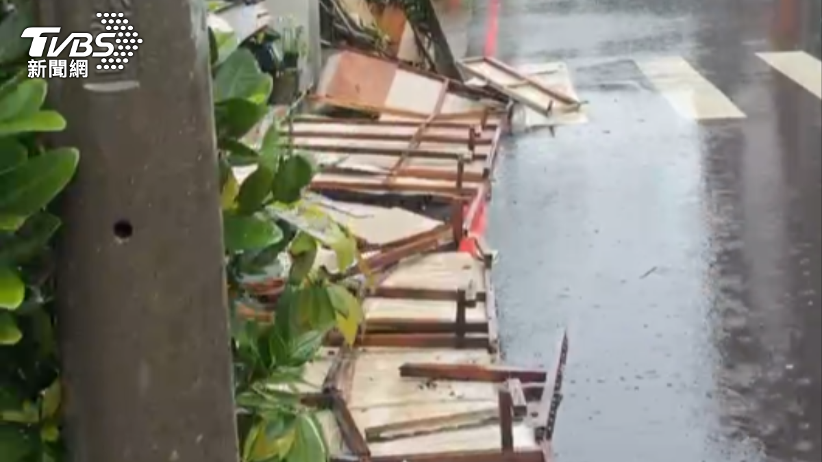 南部連日大雷雨，招牌墜落後掉在馬路上，幸好當時沒有人車經過。（圖／TVBS）