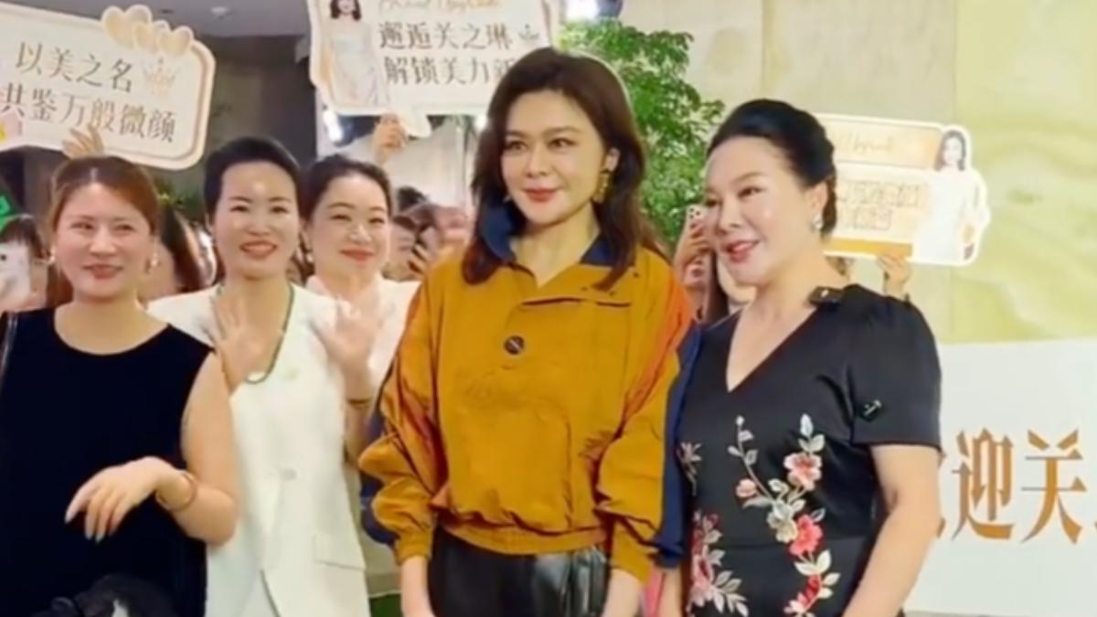 關之琳日前出席品牌活動,真實模樣引起熱烈討論。(圖/翻攝自微博)