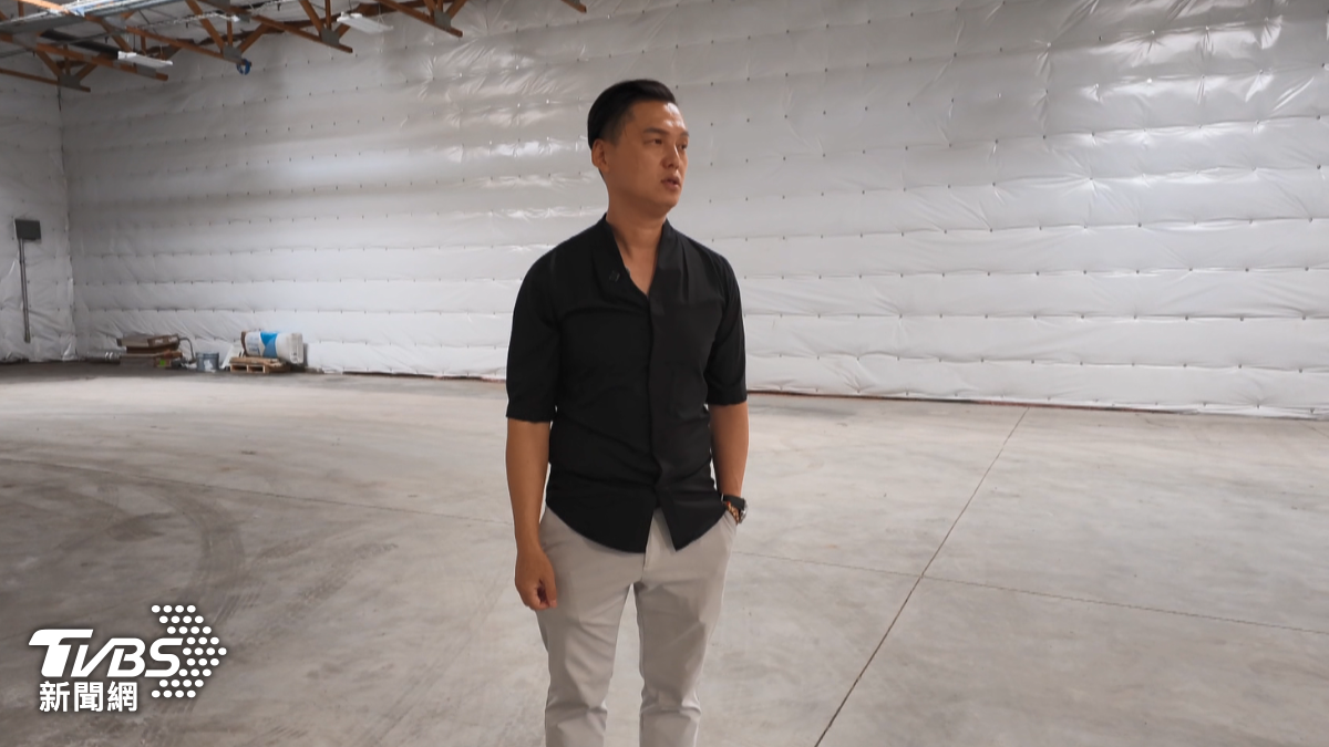 銳澤業務處暨營運處處長林佳陽背後空地,將打造成模擬Fab供學員使用。(圖/粘祐誠攝)