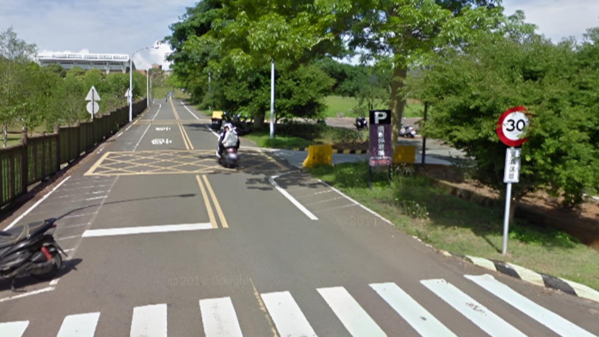 學生無奈指出,機車幾乎是不可或缺的代步工具。(圖/翻攝自Google Maps)