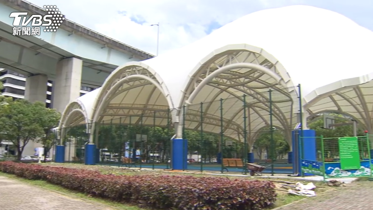 新北五股體健防災公園重建，還打造一個天幕籃球場。（圖／TVBS）