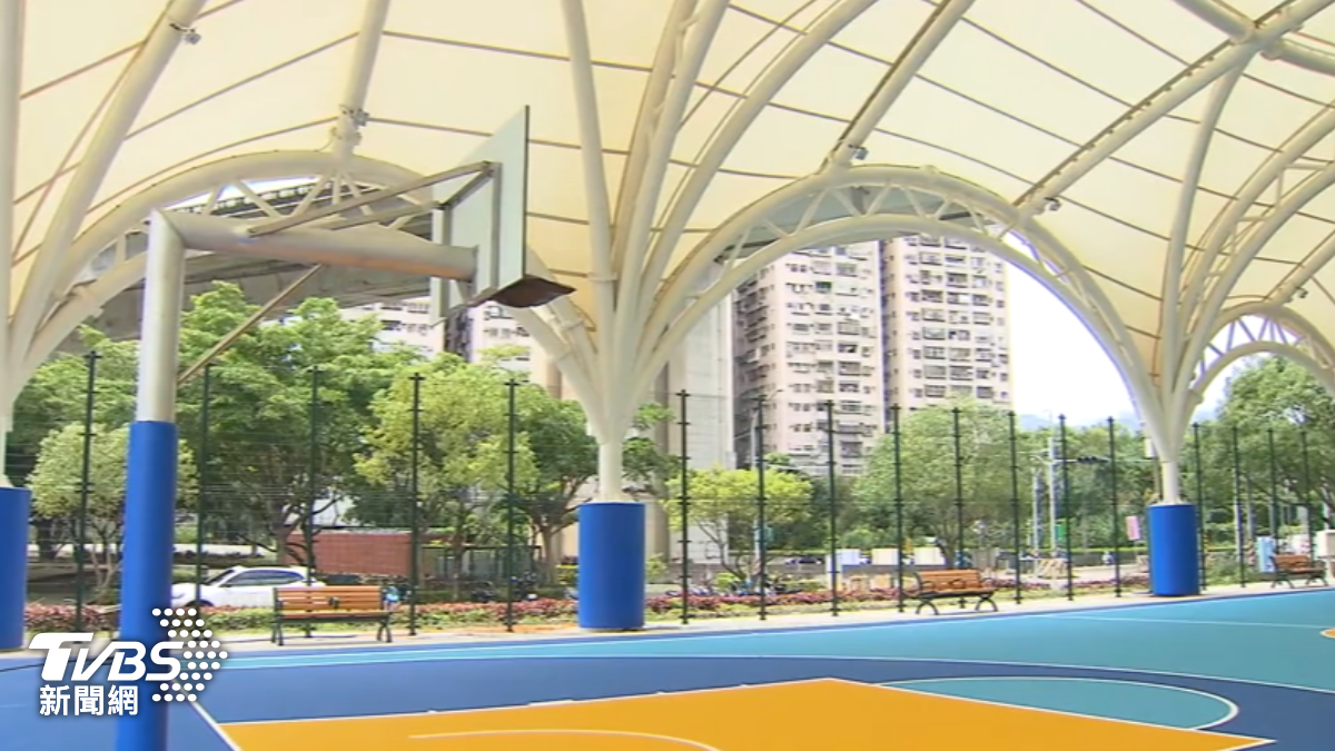 新北五股體健防災公園重建，還打造一個天幕籃球場。（圖／TVBS）