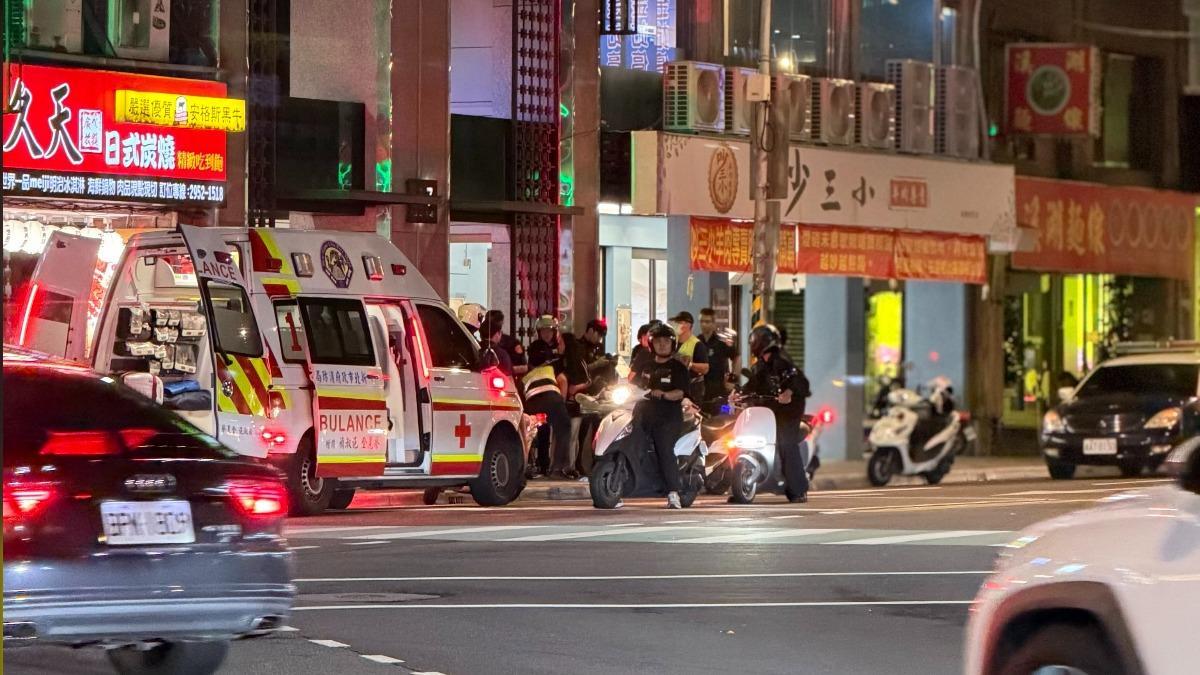 兩名越南籍男子因「帶女方回家」問題爆發口角,隨後在知名餐廳外大打出手,其中一人當場被打得頭破血流。(圖/zx9237提供)