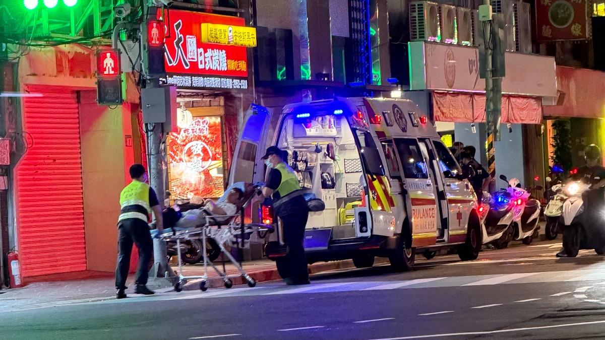 救護人員抵達後,將受傷流血的阮男包紮送醫。(圖/zx9237提供)