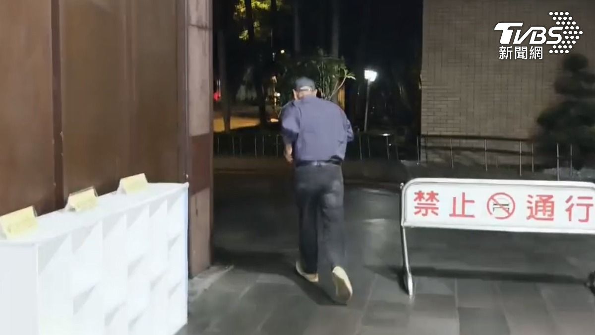 夏萬浪在辦理完交保手續後面對媒體不發一語,隨即以小跑步方式快速離開台北地檢署。(圖/TVBS)