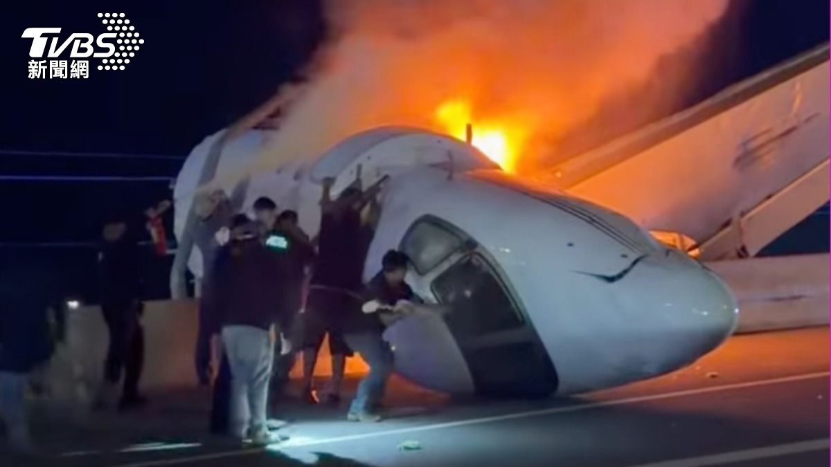 一架私人飛機墜毀德州高速公路(圖/達志影像美聯社)