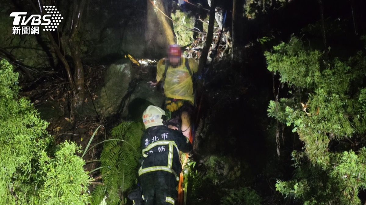 暴雨濃霧突襲！英籍越野跑者迷途「陽明山」　警消漏夜救援
