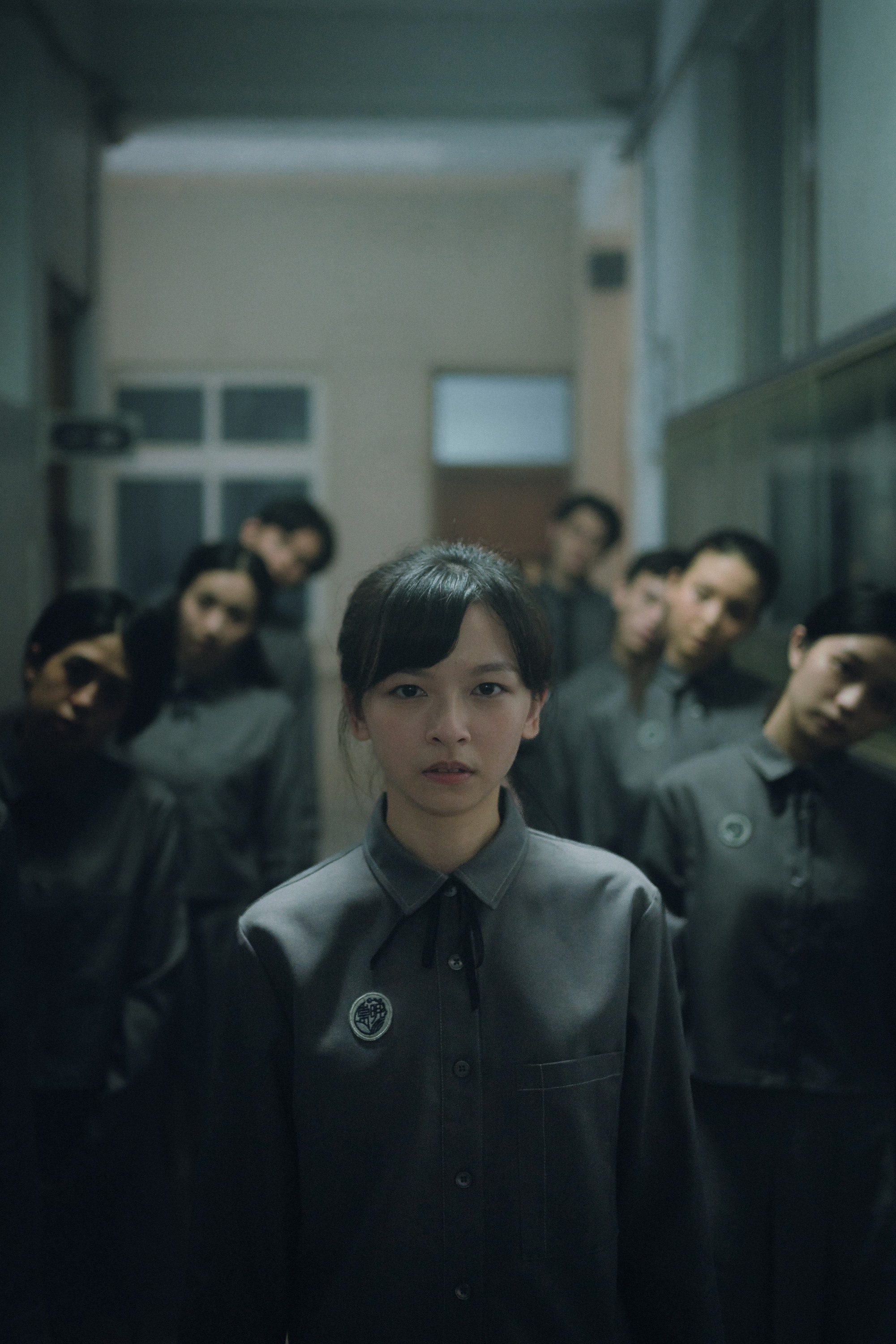 陳姸霏(中)進入升學率百分百的「崇明補習班」,碰見許多怪事。(圖/奇蹟映畫所提供)