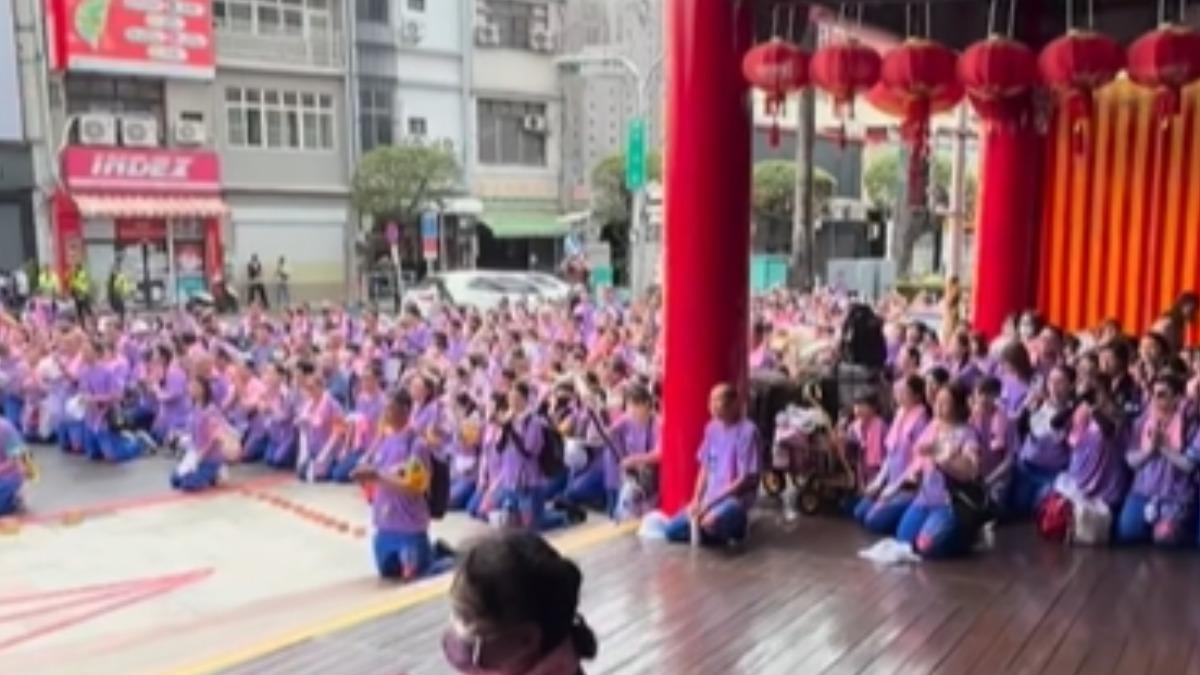 信眾穿「尬電」紫衣跪迎外星人 民俗專家氣到怒批:怪力亂神