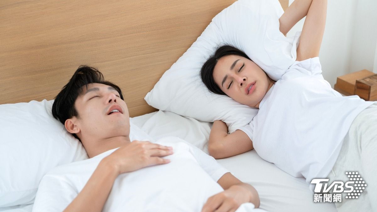 睡覺打呼別輕忽!「脖圍超標+口乾」藏危機 醫:心衰竭風險大增