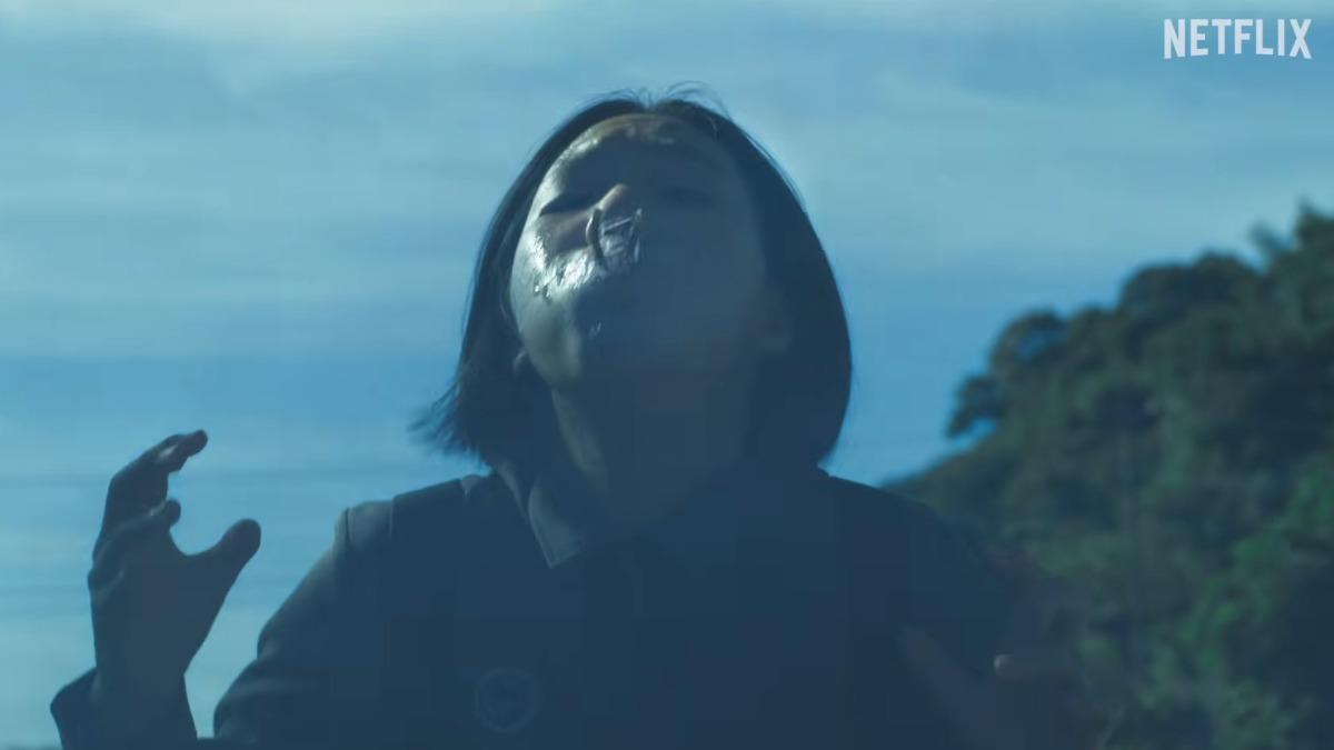 許曦文化身「蛞蝓少女」,張嘴畫面超驚悚。(圖/翻攝自Netflix YouTube)