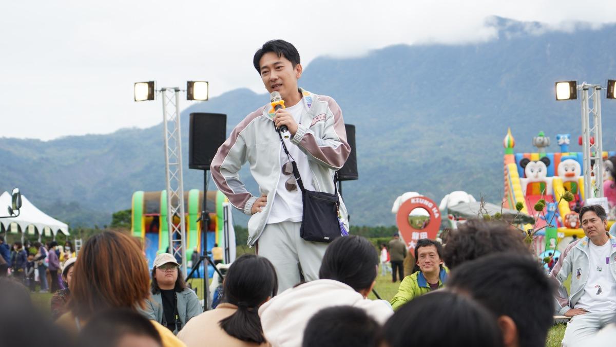 施名帥回憶駐村生活秒潰堤,數度哽咽說不出話。(圖/客家電視提供)