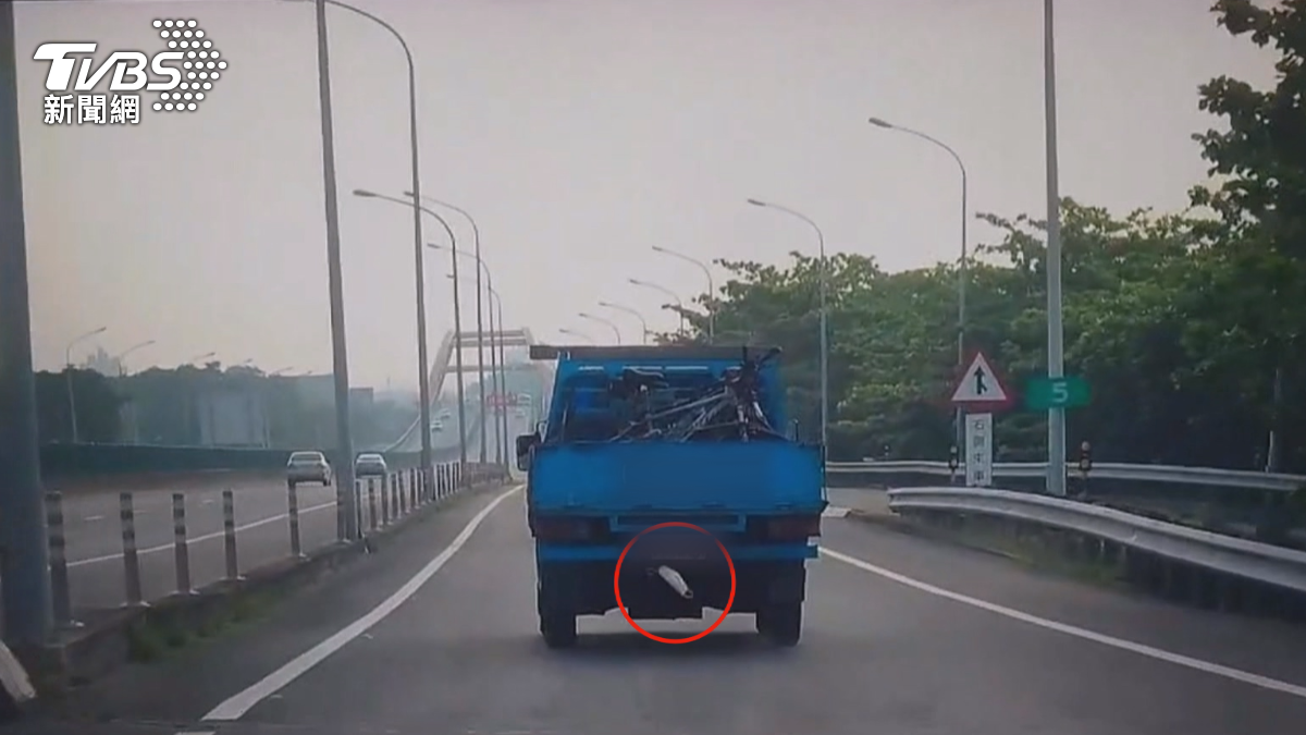台南一名杜先生開著小貨車，載著腳踏車行經台86線快速道路時，掛在腳踏車上的一片口罩遭強風吹落，被後方駕駛以行車紀錄器拍下檢舉，規定開罰1萬2000元。（圖／民眾提供）