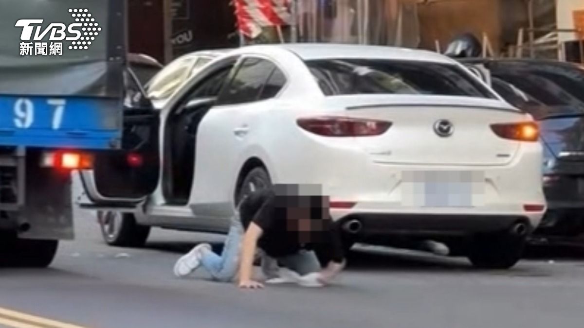 男停路旁下車秒跪地爬行,唾液快篩陽性自稱服用鎮定劑。(圖/TVBS)