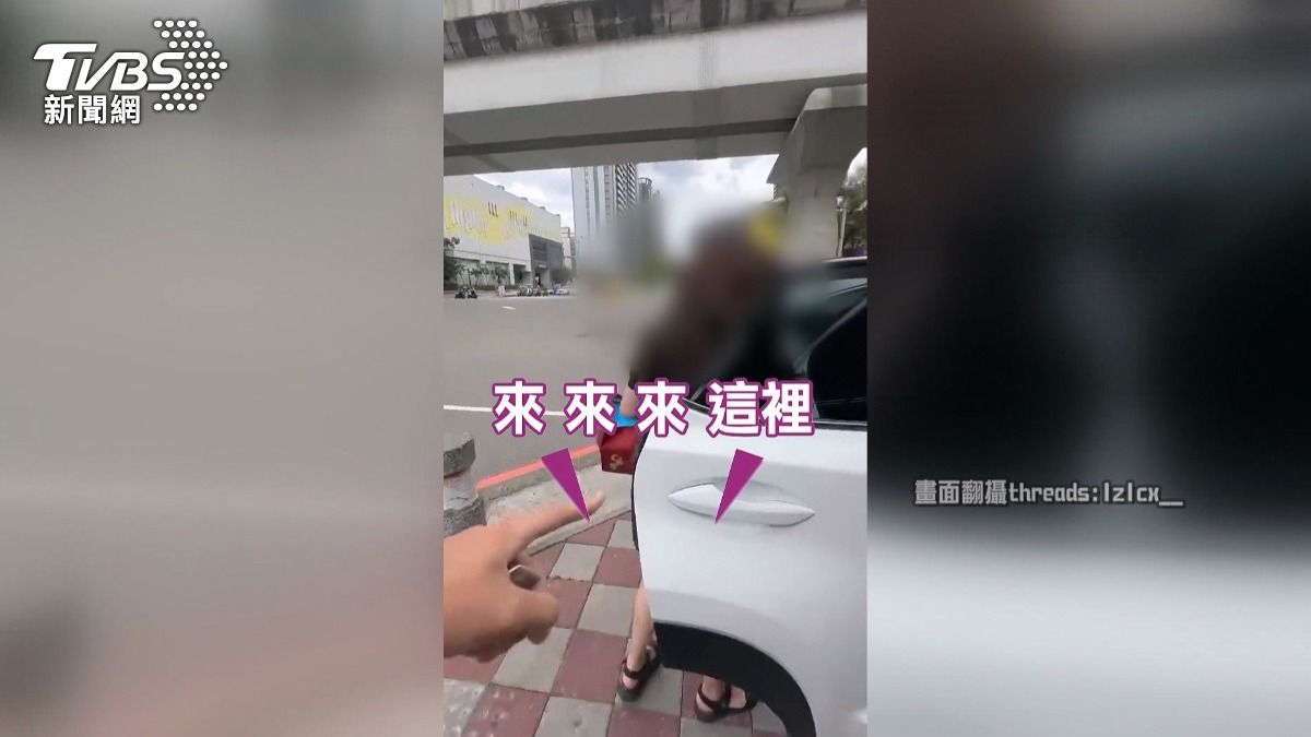 駕駛將白色進口車直接停在人行道上,引發目擊民眾不滿並全程錄影,雙方爆發口角衝突。(圖/民眾提供)