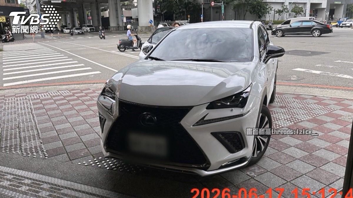 這樣停車就是違規,當地民眾都很守規矩,不太會這樣停車,強調違停就是違停。(圖/民眾提供)
