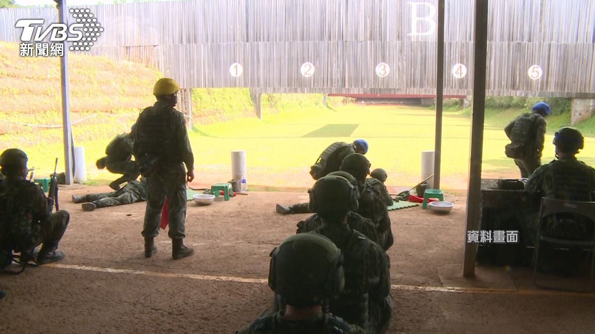 霸凌? 成功嶺士追著士兵開槍, T91訓練槍射到「滿身瘀青」 。(圖/TVBS)