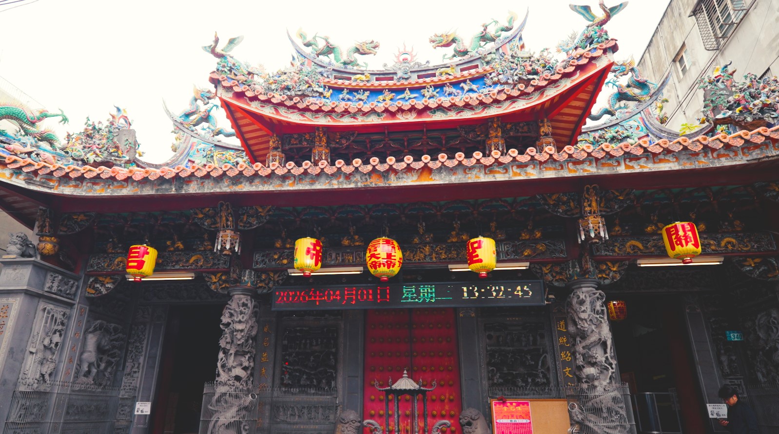 ▲新莊廟街｜傳承300年文化底蘊，老街香火靜靜述說城市的起源。(圖/新北市政府民政局)
