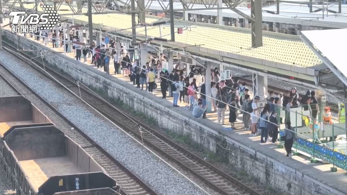 怪手在移動時不慎翻覆,卡在軌道上長達9小時,適逢通勤尖峰時段,大批上班族與學生受到影響。(圖/TVBS)