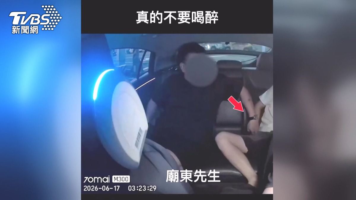 黑衣男子直接伸手進對方口袋，拿出千元鈔票，接著問了地址後便送他回家。(圖／民眾提供)