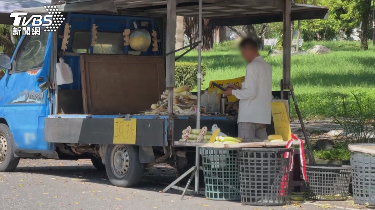 當事店家解釋,攤位上販售的筍子有分當天現採與前幾天的庫存兩種品項,60元的是比較不新鮮、前天的筍子,口感較老,而當天現採的則是一斤130元。(圖/TVBS)