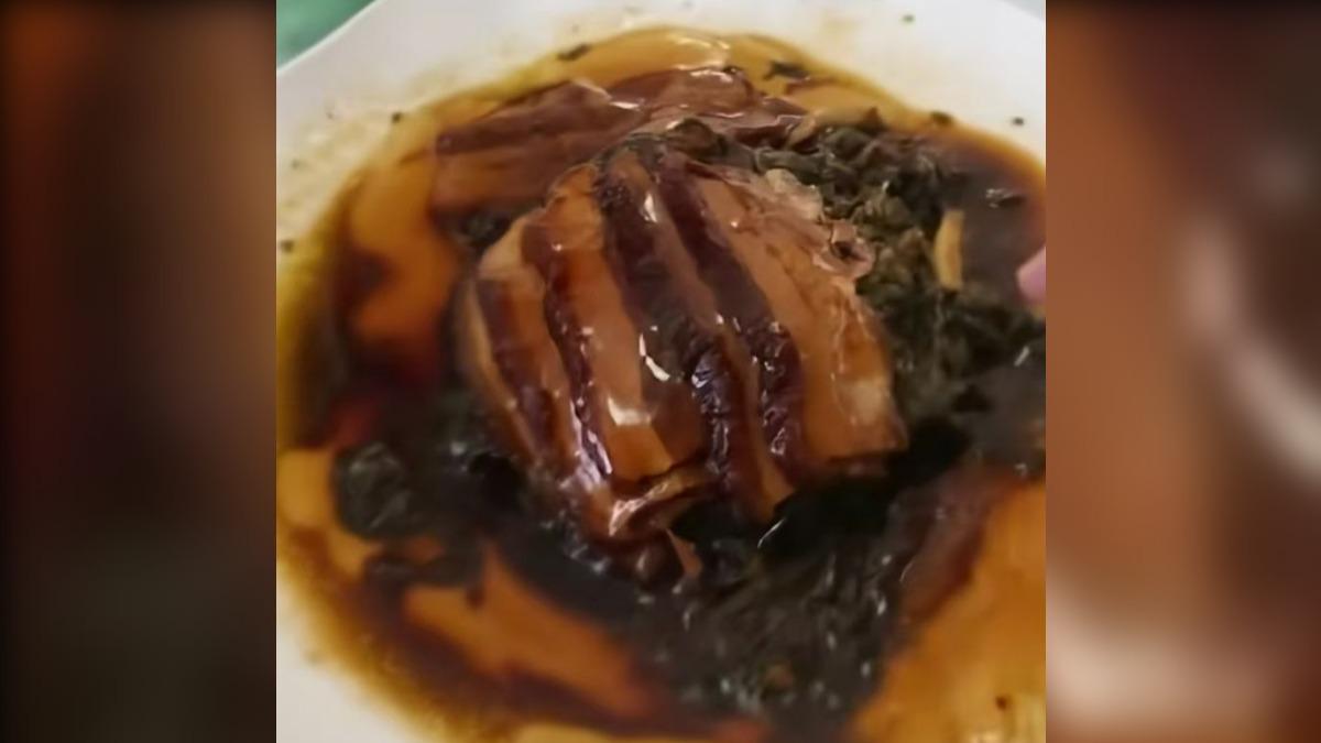 梅干扣肉有碎冰殘留就上桌，新人氣炸。（圖／翻攝自微博）