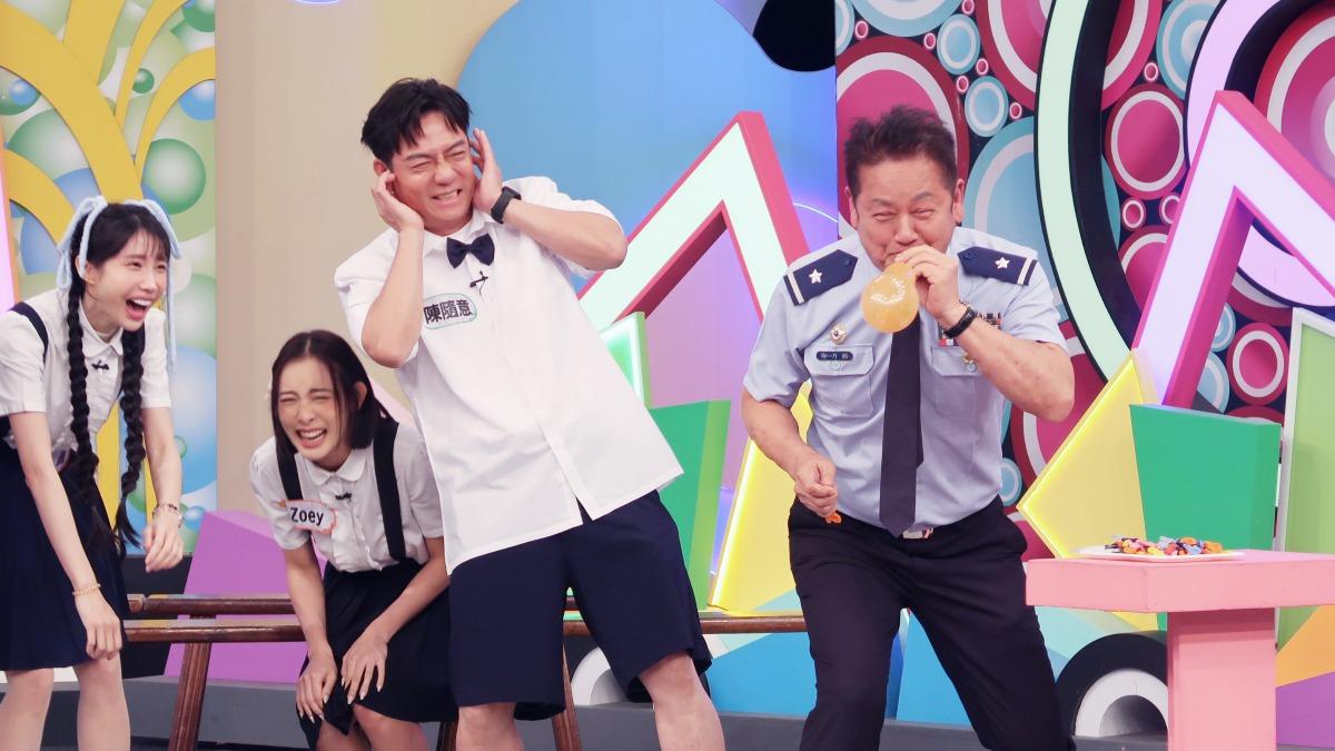徐乃麟挑戰「吹氣球」吹到整臉脹紅。（圖／華視提供）