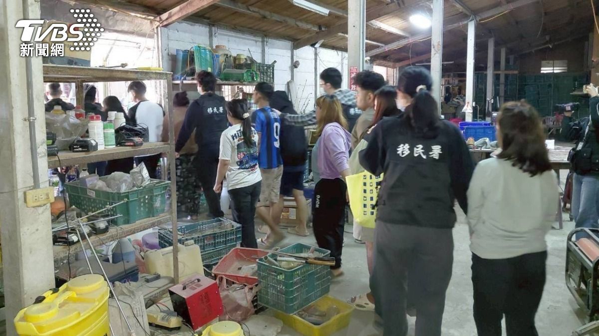 檢警在鐵皮工廠內搗破人蛇集團據點。（圖／TVBS）