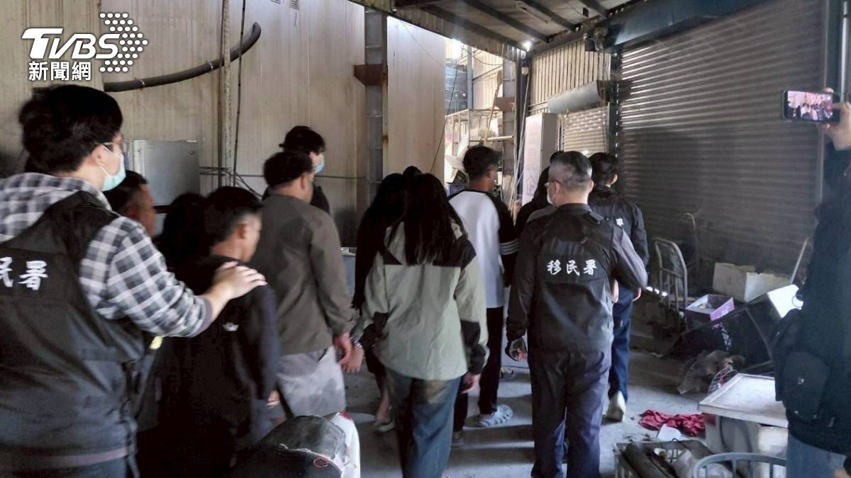 檢警在鐵皮工廠內搗破人蛇集團據點。(圖/TVBS)