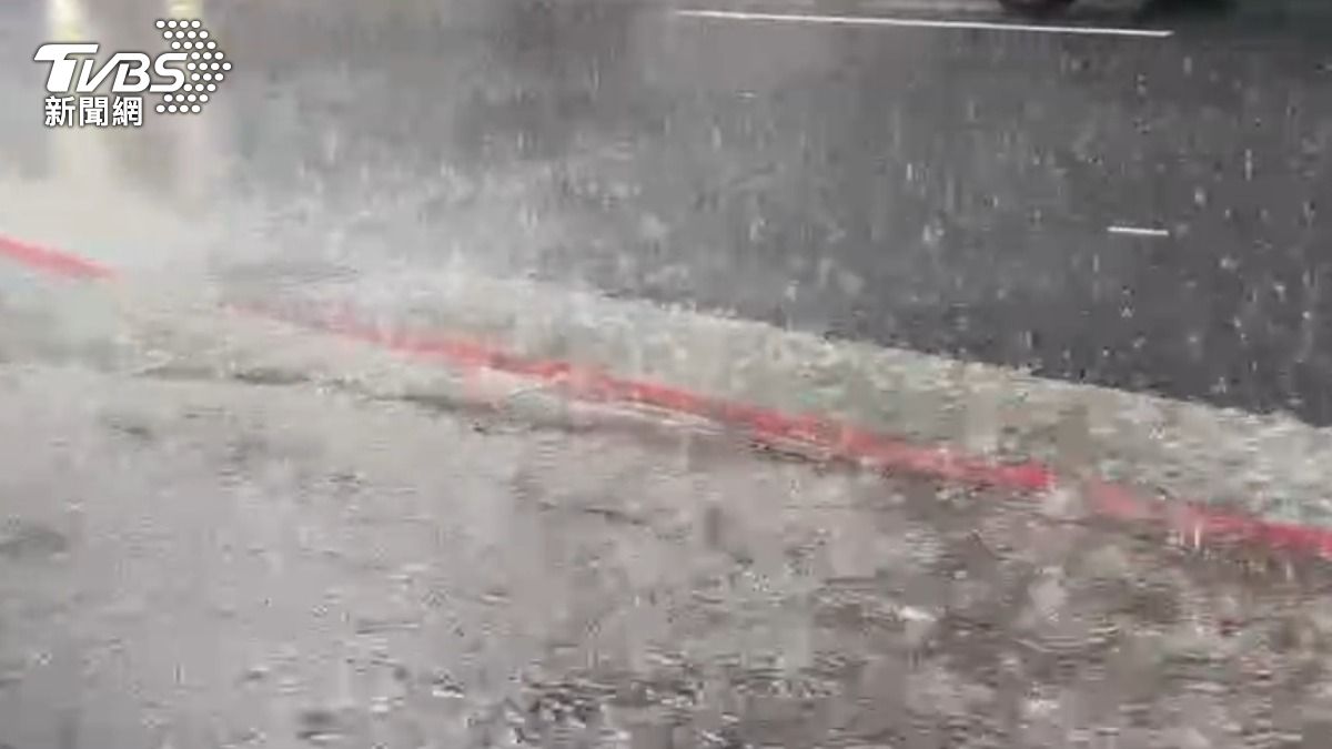 氣象署發布豪大雨特報。（圖／TVBS）