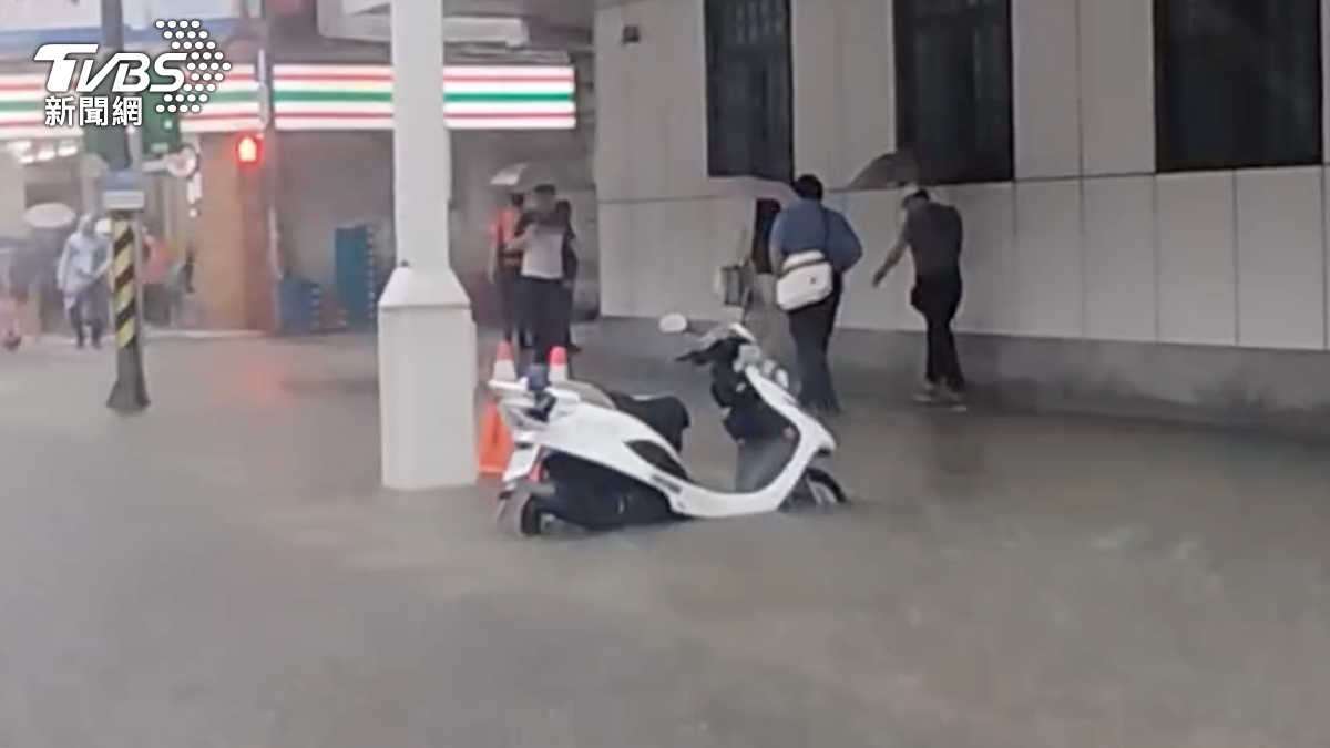中正一分局旁警用機車泡在水中。(圖/TVBS)