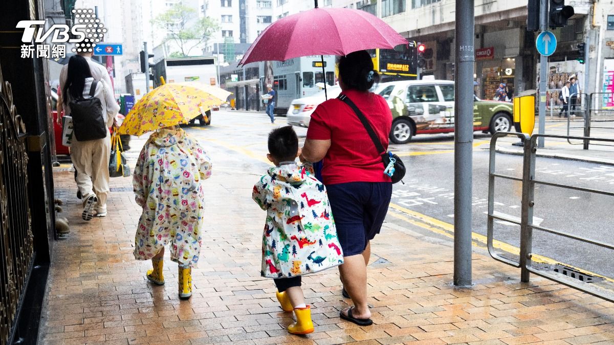 香港也遭殃!急發「黑色暴雨警告」 中小學中午開始停課