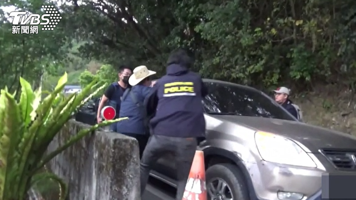 警方上前攔查可疑車輛。(圖/TVBS)