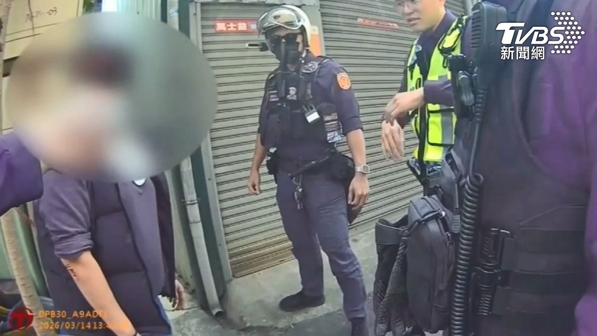 高雄一名58歲劉姓婦人,違規挨罰竟撞警洩憤,婦人拒簽單返回衝撞,戒護途中再抓傷員警。(圖/TVBS)